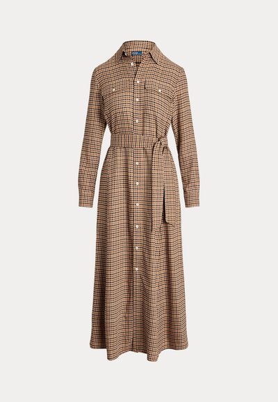 Καφέ και μαύρο καρό φόρεμα από βαμβάκι με μακριά μανίκια, κουμπιά μπροστά, τσέπες στη στήθη και ζώνη που δένει στη μέση.