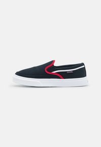 Námořnické slip-on boty s červenými a bílými akcenty, plátěný svršek, polstrovaná podrážka a gumová podešev. Výrazná značka na boku.