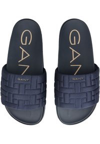 Marine slide-sandalen met geweven bovenband, rubberen zool en tan kleurig "GANT" logo. Het gestructureerde patroon op de band verhoogt grip en comfort.