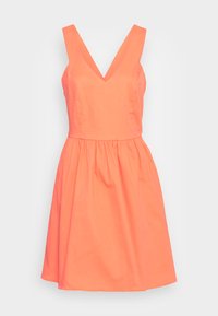 Vestido de algodão coral com decote em V profundo, corpete ajustado e saia franzida. Textura suave sem padrões ou acessórios visíveis.