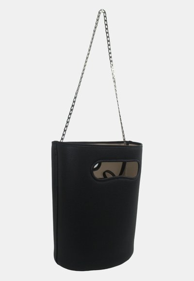 Borsa a tracolla in pelle nera con finitura lucida, caratterizzata da un dettaglio a forma di cerchio e una tracolla in catena argentata. Texture liscia, forma cilindrica.