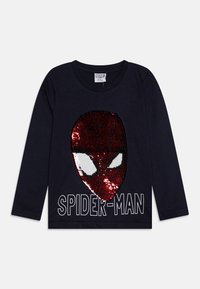 Marineblaues Langarmshirt mit einem rot-weißen wendbaren Pailletten-Spider-Man-Kopf-Graphic und dem Text "SPIDER-MAN" darunter.