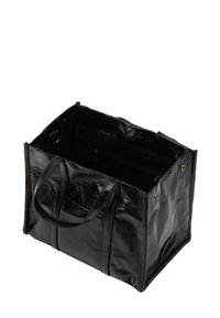 Czarna skórzana torba na ramię z błyszczącym wykończeniem, prostokątny kształt, dwa uchwyty i wewnętrzne kieszenie, z zapięciem na zatrzask u góry.