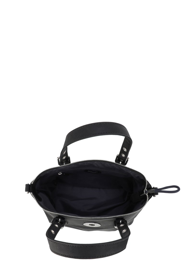 Bolso de mano de cuero negro con asas dobles, cierre de cremallera y un interior de tela oscura. Presenta herrajes plateados y un logo circular.