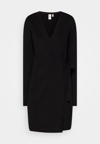 Svart omlottklänning med djup V-ringning, långa ärmar och knytning i midjan. Tillverkad av mjukt material med en slät textur; minimalistisk design.