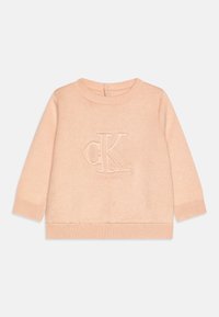 Maglione rosa chiaro con scollo rotondo, maniche lunghe e polsini a costine. Presenta un logo "CK" ricamato sul davanti. Tessuto morbido.