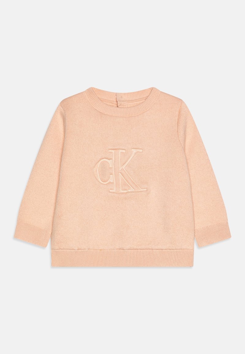 Maglione rosa chiaro con scollo rotondo, maniche lunghe e polsini a costine. Presenta un logo "CK" ricamato sul davanti. Tessuto morbido.
