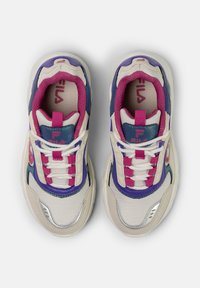 Scarpe da ginnastica bianche e viola con accenti rosa, pannelli in rete e dettagli in argento lucido. I lacci sono bianchi e il marchio è ben visibile sulla linguetta.