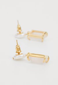 Goldfarbene Tropfenohrringe mit einem runden Perlenakzent und einem rechteckigen Steindetail. Glatte und strukturierte Oberflächen mit einem sicheren Verschluss.