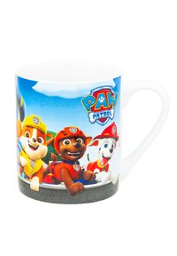 Tazza in ceramica bianca con una stampa colorata di cani animati di "Paw Patrol" su uno sfondo blu. Manico a destra.