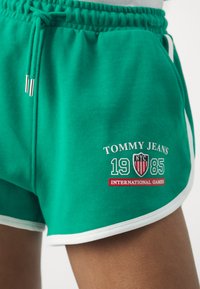 Tommy Jeans ARCHIVE GAMES - Shorts - green malachite
