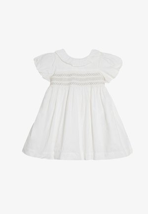 Weißes Baby-Kleid mit kurzen Ärmeln, Rüschenkragen und horizontalem, gerafftem Rautenmuster über der Brust.