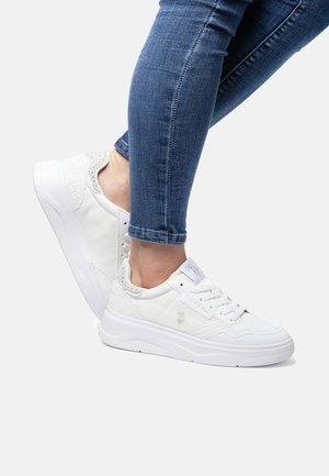Białe sneakersy z gładką skórzaną cholewką z teksturowanymi akcentami, z amortyzowaną podeszwą i perforowanymi panelami zapewniającymi wentylację.