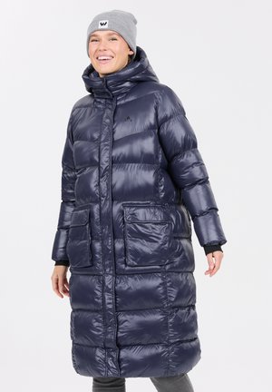 Navy pufferjas met een glanzende afwerking, voorzien van een capuchon, twee grote voorkeurs en elastische manchetten. Lichtgewicht maar warm ontwerp.