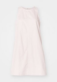 Vestido sin mangas de un suave color rosa claro con un diseño sencillo. Presenta un cierre de cremallera en la parte posterior, bolsillos laterales y sutiles rayas verticales para dar textura.