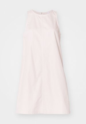 Vestido sem mangas em rosa claro com um design simples. Apresenta um fecho nas costas, bolsos laterais e riscos verticais subtis para adicionar textura.