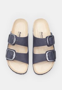 Sandali in pelle blu navy con due fibbie nere regolabili, una soletta beige sagomata e una suola in gomma nera testurizzata.
