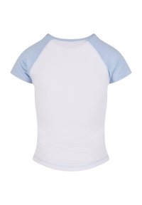 Camiseta de manga corta con un cuerpo blanco y mangas raglán en azul claro, hecha de una tela suave, con un escote redondo y un diseño ajustado.