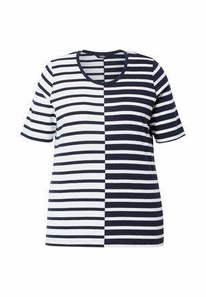 Tričko s krátkými rukávy s horizontálními černo-bílými pruhy, rozdělené vertikálně s inverzními vzory barev na každé polovině.