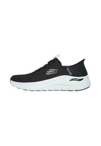 Zapatilla deportiva negra con parte superior de tejido texturizado, diseño elástico y entresuela blanca que presenta la marca ArchFit para soporte y comodidad.