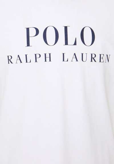 T-shirt bianco in cotone con testo in navy audace "POLO" e "RALPH LAUREN" in formato impilato, con una texture liscia e una vestibilità comoda.