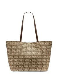 Hnedá taška typu tote vyrobená z látky s opakujúcim sa vzorom loga „DKNY“. Má dlhé hnedé rukoväte a široký otvor. Povrch je textúrovaný.