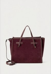 Bordeauxfarvet ruskindshåndtaske med to top-håndtag og justerbar rem. Har syninger som detaljer og knaplukninger foran.