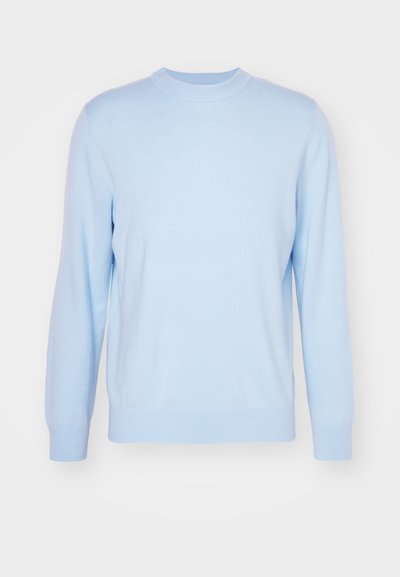 Suéter de cuello redondo de color azul claro hecho de material de punto suave. Presenta mangas largas y puños y dobladillo acanalados. Textura suave con un color sólido.