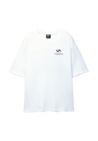 Hvid bomulds t-shirt med korte ærmer, rund halsudskæring og et lille lilla logo på forsiden. Har en afslappet, boxy pasform.