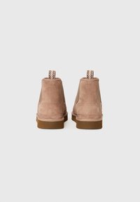 UGG NEUMEL CHELSEA - Klasikiniai aulinukai - rocky oak
