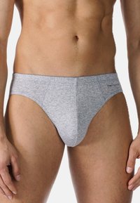 Grå bomullsunderkläder med en slät textur, låg midja och minimal sömnad. Midjebandet har en diskret logotyp.