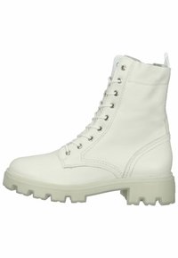 Botas de tobillo de cuero blanco con superficie texturizada, que incluyen ojales metálicos, cierre de cordones y suela de goma gruesa con dibujo.