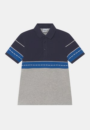 Korte mouw polo in marineblauw en grijs met een tweekleurig ontwerp, voorzien van horizontale strepen en logodetails in blauw en wit.