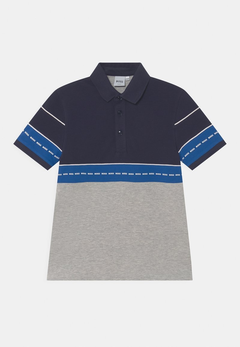 Polo à manches courtes en marine et gris avec un design bicolore, présentant des rayures horizontales et des accents de logo en bleu et blanc.