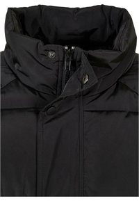 Chaqueta de plumas negra con un cuello alto, que cuenta con una cremallera frontal, botones a presión y una textura suave y mate.