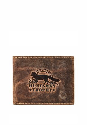 Cartera de cuero marrón con un relieve de la silueta de un zorro, estrellas y el texto "HUNTSMAN TROPHY" en el centro frontal.
