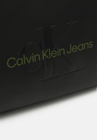 Calvin Klein Jeans SCULPTED SHOULDER BAG MONO - Borsa a mano - black/sharp green
