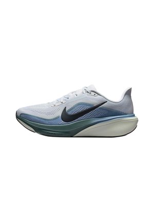 Weißer und blauer Nike-Laufschuh mit schwarzem Swoosh-Logo und dicker gepolsterter Sohle, von der Seite auf weißem Hintergrund gezeigt.