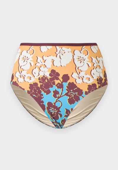 Μαγιό σλιπ ψηλόμεσο με floral σχέδιο σε εκρού, βουργουνδί, πορτοκαλί και μπλε χρώματα σε γκρι φόντο.