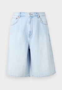 Shorts en denim bleu clair avec une coupe large, dotés d'une fermeture à bouton à l'avant, de passants de ceinture et d'un design à cinq poches. Texture lisse.