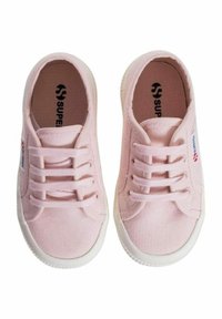 Sneakers in tela rosa con suole in gomma bianca, dotati di cinque occhielli e lacci bianchi, parte superiore testurizzata e logo del brand sulla soletta.