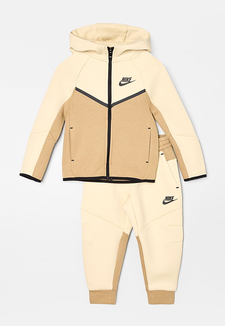 Nike Performance Trainingspak beige Nike Performance Trainingspak beige