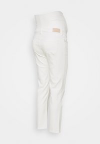 Vaqueros blancos premamá con cintura alta y tejido elástico. Presentan un diseño sencillo, bolsillos traseros y una textura suave.