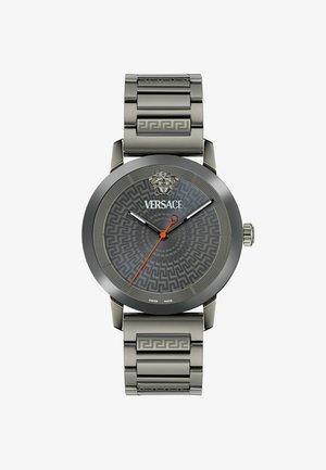 Versace sat sa sivim uzorkom, srebrnim kućištem i narukvicom s lancem koja sadrži naglaske u obliku grčkih ključeva. Uključuje luminiscentne kazaljke i krunicu.