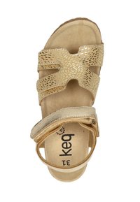 Beige sandaal met goudkleurige gespikkelde dubbele bandjes en een gouden enkelbandje, gevoerde binnenzool en maat 31 aan de binnenkant gedrukt.