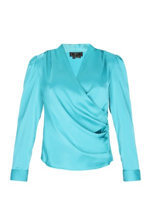 Tyrkysová saténová blouse s dlouhým rukávem, zavinovací s výstřihem do V, jemným nařasením na ramenech a přiléhavými manžetami.