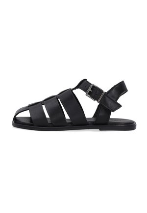 Herre sandal i sort læder med tre brede remme, en ankelrem med en sølvspænde og en flad sål.