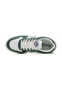 Weiße und grüne Sneaker mit einem Obermaterial aus Leder, perforiertem Zehenbereich, weißen Schnürsenkeln und einem Logo-Patch mit roten und blauen Akzenten auf der Zunge.