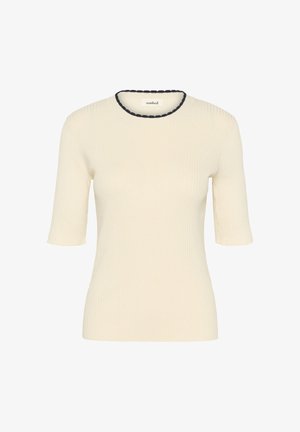 Suéter de manga corta de color crema con detalles negros en el escote y silueta ajustada.