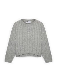 Maglione grigio a maglia con una texture a coste, scollatura rotonda e orlo corto. Maniche lunghe e un'etichetta con il nome del marchio "flor" visibile.